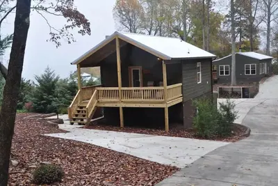 Image de Critter Corner Cabin – Cozy Bluffside Retreat