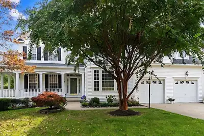 Image de Spacious 5-bedroom 4-bath house with office in Bowie Ac, WiFi. Enjoy your stay