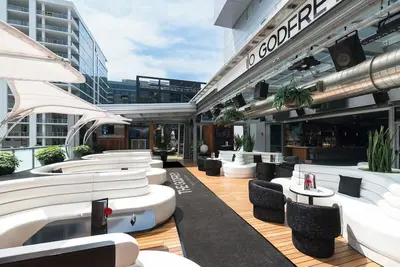 Image de 2 Luxury Queen with Rooftop Lounge & City Views Near Attractions