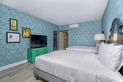 Image de Victorian Room Near Theaters, Free Breakfast and Rooftop Pool Access