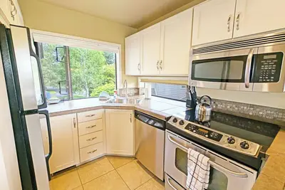 Image de Top Floor, 3Bd, 3Ba Condo near Downtown Bend