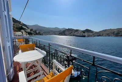 Image de Chambre 'Deluxe Seaview Balcony' avec vue sur la mer, Wi-Fi et climatisation