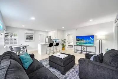 Image de Coastal Unit. 5 Miles to Beach!