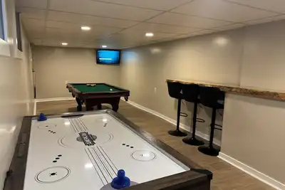 Image de 4- Bedroom Retreat with Sauna, Game Room, Patio & Walk to Bars & Restaurants