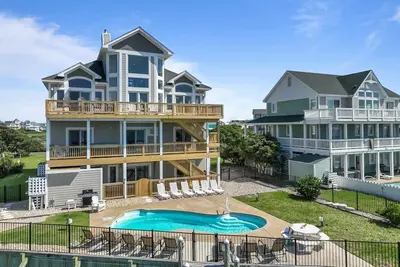 Image de Waterfront Luxury, Private Pier, Gazebo, Resort Amenities & Panoramic Water Views