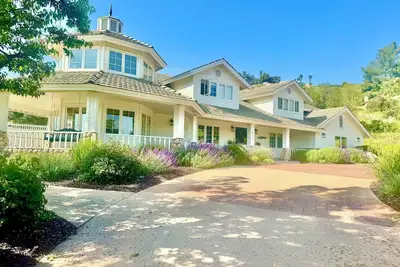 Image de Modern Farmhouse Luxury Resort on One Acre