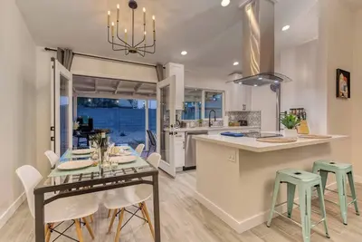 Image de Fully Remodeled Centrally located Executive home!