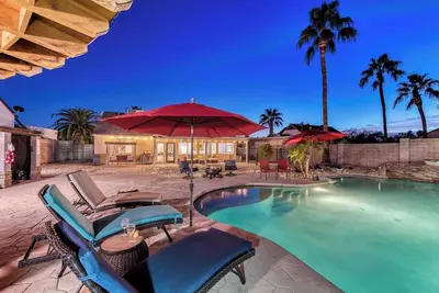 Image de Private Oasis with the Best backyard! ! !