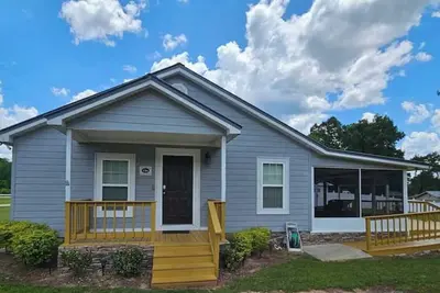 Image de Charming 2-bedroom lake house in peaceful Dozier with WiFi, Ac