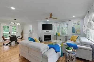 Image de Bright, Stylish Tranquil Hideaway with Cozy Porch Swing