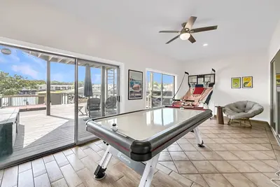 Image de 4 Br Waterfront Retreat w/ Hot Tub, Private Boat Slip & Swim-Off Dock