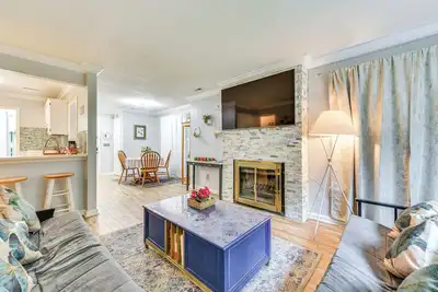 Image de 3 Mi to Bojangles Coliseum: Townhome w/ Patio!