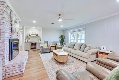 Image de Patio, Yard, Views: Modern Home in Longview