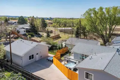 Image de Parkside Estate! House & Cottage w/ 2 Hot Tubs