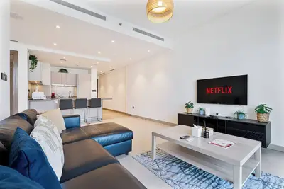 Image de Chic 1br w/ Balcony View, Gym, Pool & Kid-Friendly