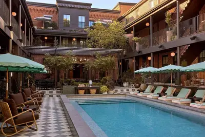 Image de Two-Bedroom Penthouse with Luxe Decor & Expansive Living