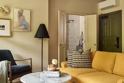 Image de Two 1 Br King Suite at Anna & Bel – Modern Comfort in Center City