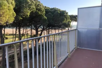 Image de Grand 2 pièces en bord de plage avec terrasse et vue sur mer