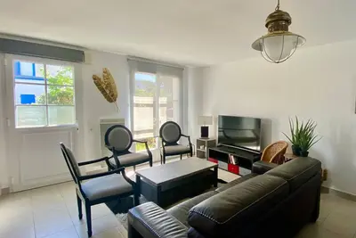 Image de Maison rénovée proche du bourg avec terrasse et jardin