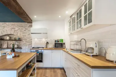 Image de Maison rénovée au bord de l'Ognon avec grand jardin et plage privée