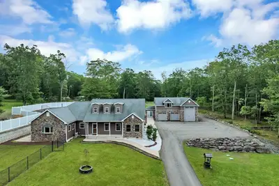 Image de Chip's Pocono Escape | Indoor Hot tub | Private