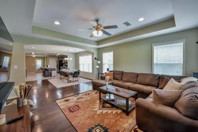 Image de Overtime Outpost-Book for 2025 football season and more! Fenced in back-yard!