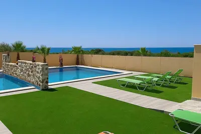 Image de Milolithos SunKissed Getaway, Seaside Pool Escape