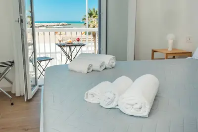 Image de Modern accommodation for those who want comfort, convenience and a postcard view.