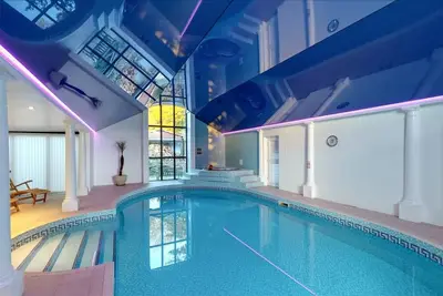 Image de Cottage-Traditionelle-Salle de bain privée-Vue sur la cour