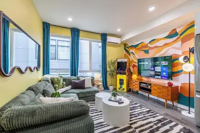 Image de Rooftop Movie Theater | King Bed | Arcade | Bbq