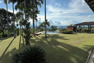 Image de Stunning 5 Br Villa with Mountain Views & WiFi in  Combia-Pereira, Co