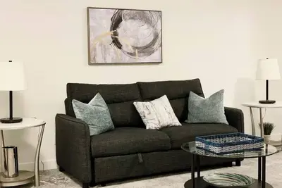 Image de Cozy 1-bedroom suite close to the Airport
