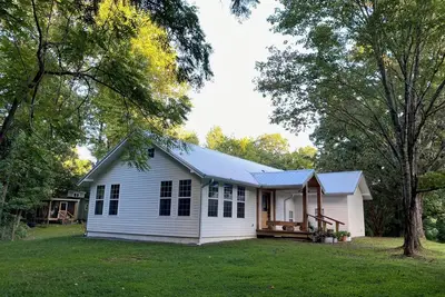 Image de Paradise Meadows Farmhouse- New, luxurious, Scandinavian styled home on 2 acres.