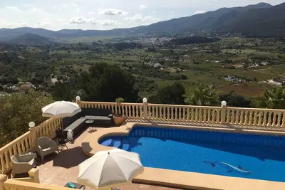 Luxury 6 bedroom villa with panoramic views, ideal for families.