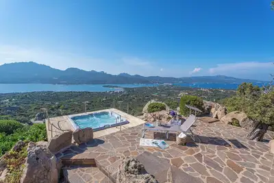 Charming 4-bedroom Villa with Sea View, Jacuzzi, WiFi in fabulous Porto Rotondo