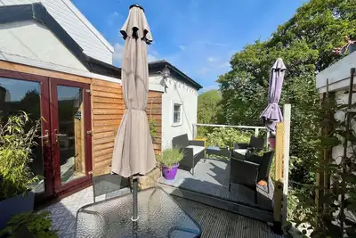 Image de Overlooking the River Severn its path/cycle route with outside seating & dining.