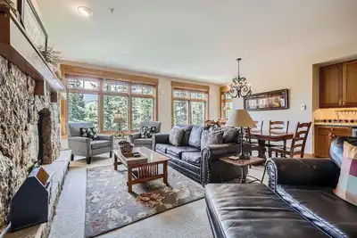 Image de Luxurious Ski-In/Ski-Out Condominium in the Heart of Mountain Paradise