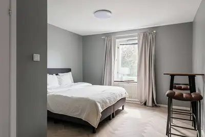 Image de 3 Bedroom Newly Renovated City Apartment