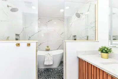 Image de Luxury home, pet friendly, hot tub, concerts and restaurants! !