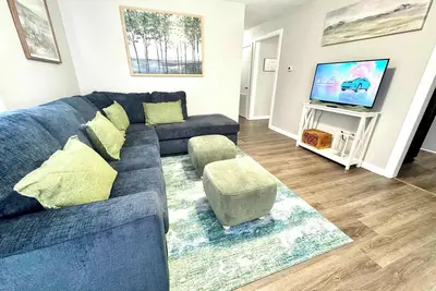 Image de Soothing Greens Color Peaceful 3 Br 1ba Dwelling