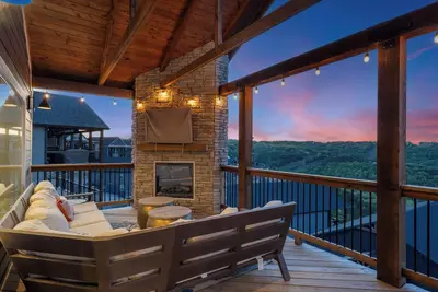 Image de On The Rocks - Home for 16!