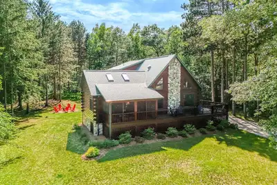 Image de Modern 5-Bedroom Log Cabin - 1/2 mile to Castle Rock Lake – 30 Mins to the Dells