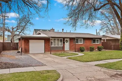 Image de Extended stay work from home detached office 3-bedroom house in  Ogden WiFi.