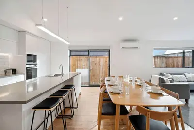 Image de Gorgeous mountain views, fabulous family house, quiet neighbourhood!