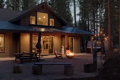 Image de Three Pine Cabin - Charming Family Stay, Hot Tub
