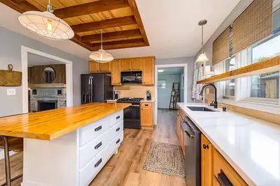 Image de Cheerful & cozy farmhouse 2 bedroom home