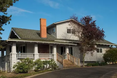 Image de Wine Country Farmhouse with Gourmet Kitchen. Perfect for Large Groups.