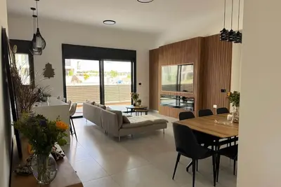 Image de Spacious Modern Upscale 4-Bedroom Garden Apartment next to Caesarea