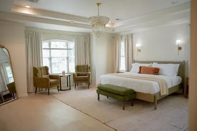 Image de 4Bd/2. 5ba Movie Room Pool table bathtub, 3 Car Gar