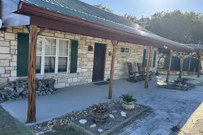 Image de Live Oak Cabin - a charming 2-bedroom cabin at a ranch in Lampasas, Texas